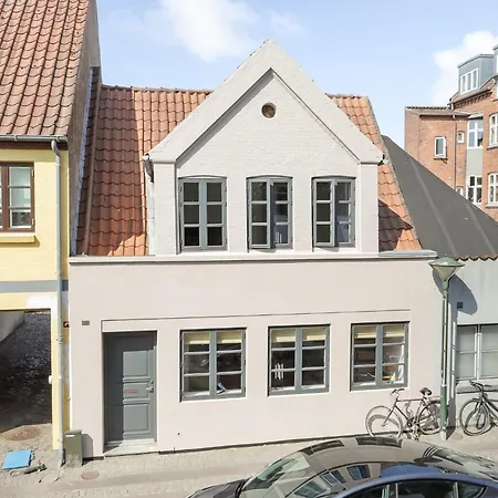 Townhouse In The Heart Of - Possibility Of Own Parking Space Дом отдыха